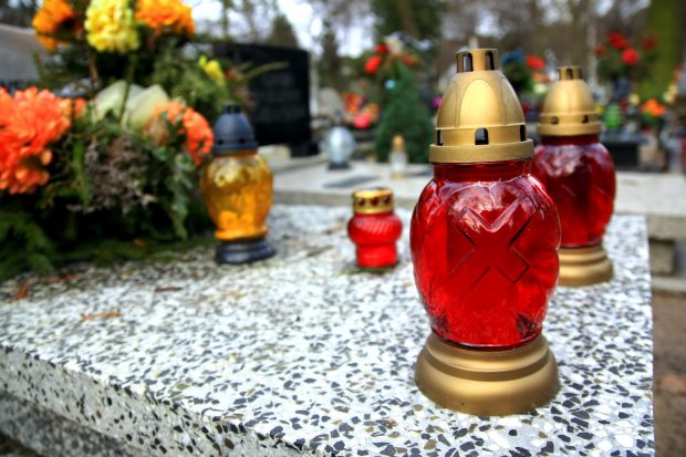 De ce aprindem lumânări la cimitir
