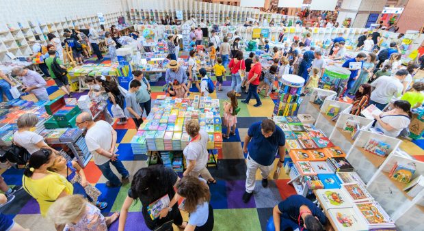 Editurile au remarcat mai mulți copii și tineri prezenți. Au vândut mai multe cărți, chiar dacă s-au scumpit. Surprizele Bookfest 2022