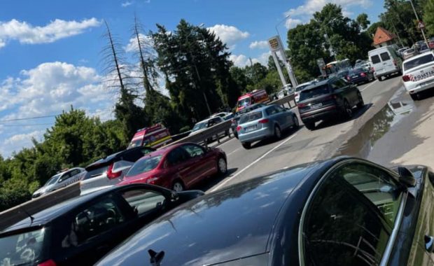 Urmărire cu focuri de armă pe DN1. Un șofer care a refuzat să oprească la semnal, împușcat de polițiști