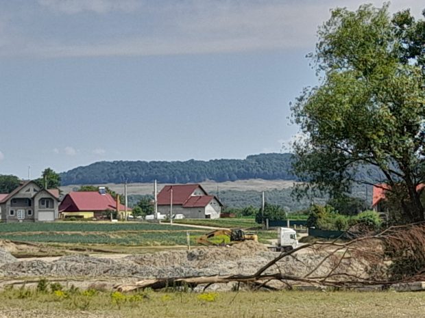 Excavatorul firmei care reface un pod din Suceava, sub care a săpat ani de zile, a fost ridicat după textul din Libertatea