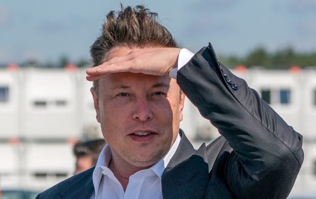 Elon Musk le-a cerut angajaților Tesla să se întoarcă la birou sau să „pretindă că lucrează în altă parte”