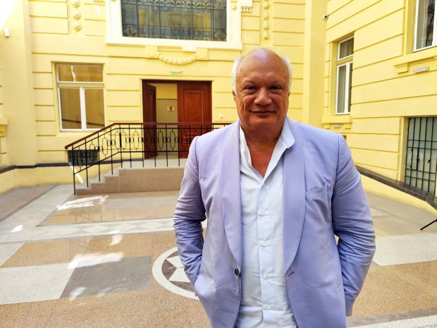 INTERVIU. Scriitorul Éric-Emmanuel Schmitt, despre război, copilărie și nevoia de educație: „La București, Tokyo sau New York putem avea aceleași emoții”