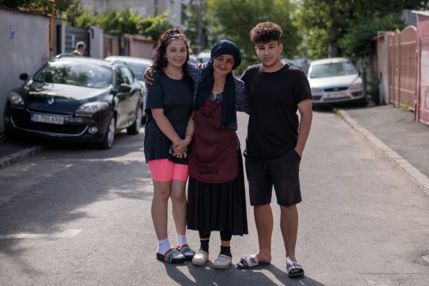 REPORTAJ. Ce face astăzi o familie care în 2007 trăia într-un garaj: „Nu e o pedeapsă că suntem săraci, cinstiți să fim și oameni”