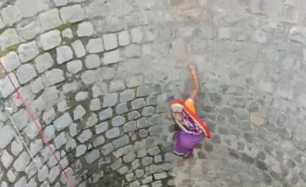 Imagini virale cu femeile din India care își riscă viața pentru apă. Coboară cu mâinile goale în fântâni aproape secate