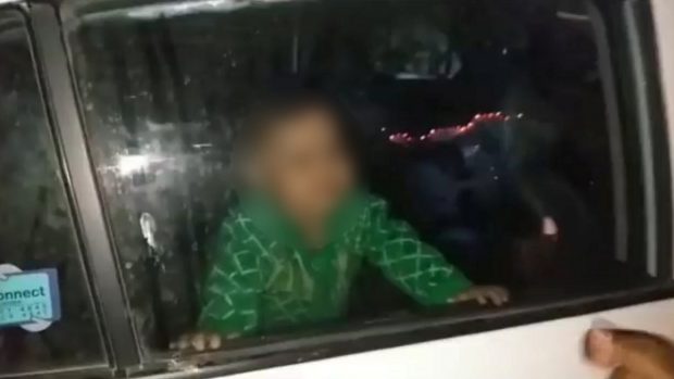 Fetiță de trei ani încuiată de mama beată în mașină, la 3 dimineața, în centrul vechi al unui oraș german. Femeia plecase să se distreze