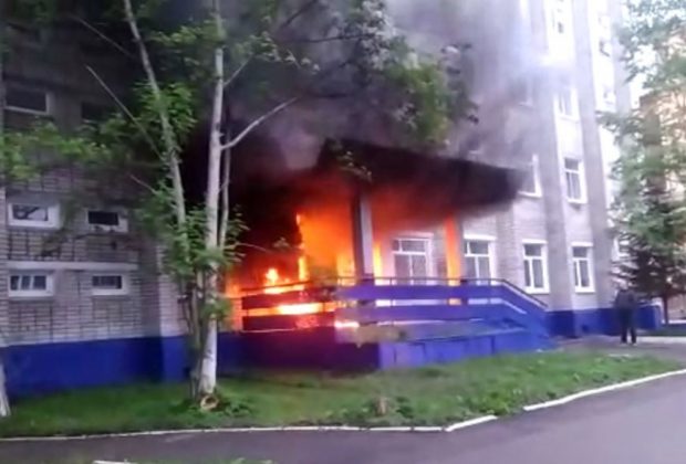 Incendiu puternic la Garda Națională a Rusiei. Un bărbat a intrat în clădire cu o canistră de benzină