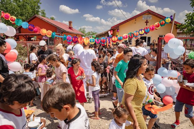 Bâlci în curtea bisericii, pentru copiii săraci din Frumușani, Călărași. „Mamaie, ce frumos e! Pot să rămân să dorm aici?”
