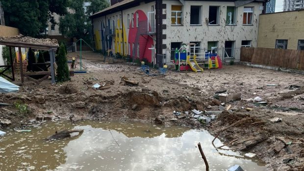 Bomba căzută pe terenul de joacă al unei grădinițe din Kiev a produs un crater uriaș
