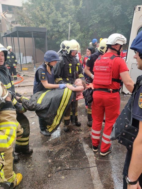 „Evghenia nu știe că tatăl ei a murit”. Tragedia fetiței care a fost salvată din blocul bombardat de ruși. Cum se simte copila