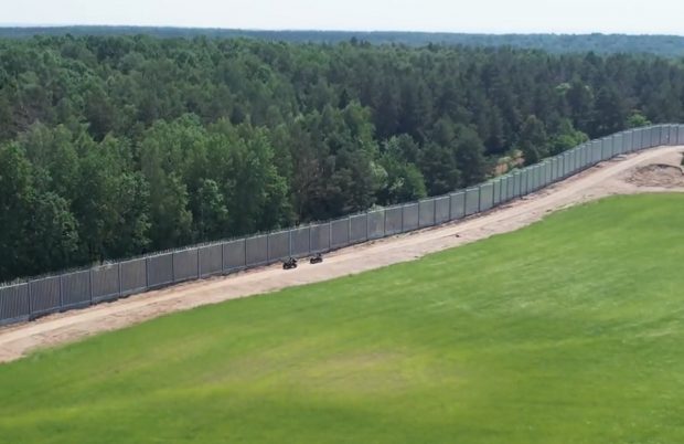 Polonia a ridicat 140 de kilometri de gard înalt de 5 metri la granița cu Belarus
