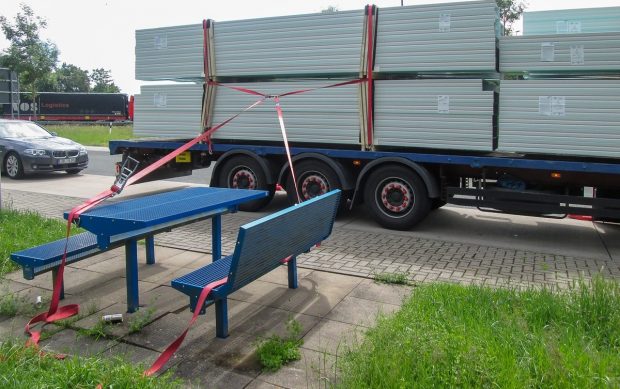 Șofer român de TIR, găsit de polițiști cu camionul legat de o masă din parcare, în Germania