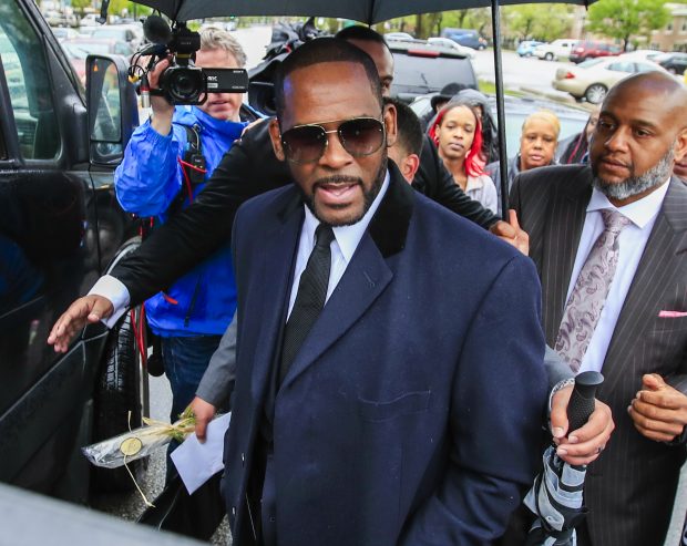 Raperul R. Kelly a fost condamnat la 30 de ani de închisoare pentru abuzuri sexuale sistematice