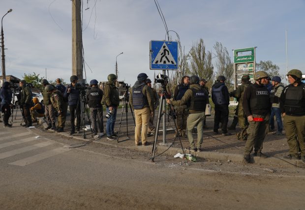 Doi jurnalişti ai Reuters, răniți în urma unui atac în Ucraina. Șoferul lor a fost ucis