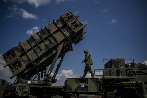 România şi alte 13 state membre sau partenere NATO vor achiziţiona în comun sisteme de apărare aeriană