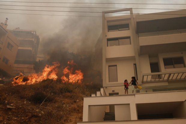Incendiu de vegetație violent lângă Atena. „Situația este îngrozitoare și vântul nu ajută”
