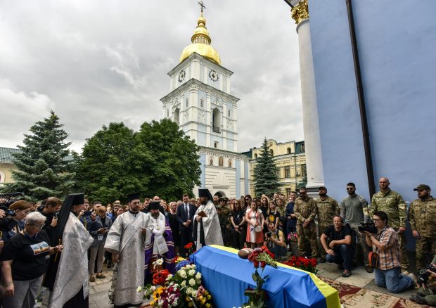 Sute de ucraineni au participat la Kiev la înmormântarea unui tânăr activist, ucis în estul Ucrainei