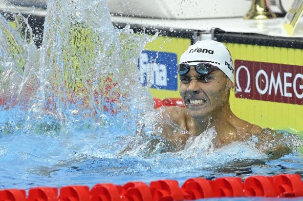 David Popovici, medalie de aur în proba de 100 de metri liber la Mondialul de natație de la Budapesta. La 17 ani, e dublu campion mondial