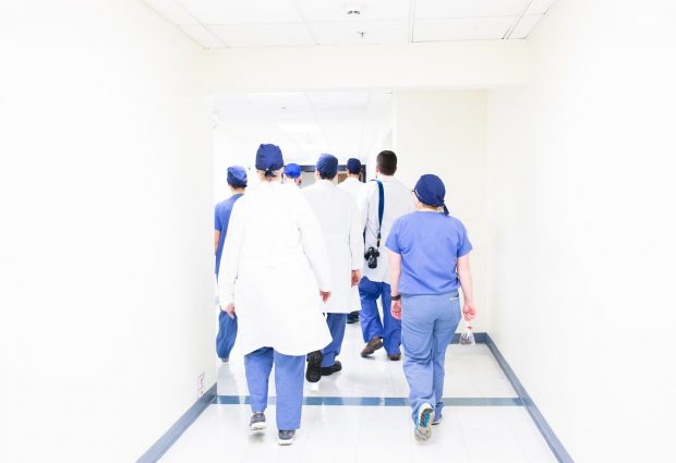 3 motive să renunți la halatul clasic pentru o uniforma medicală Cherokee de la MediFashion