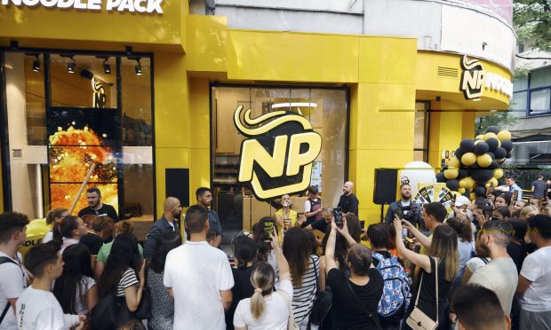 S-a deschis cu un eveniment cool un nou restaurant Noodle Pack în București. Selly, Mira și alți artiști au adunat în jurul lor sute de tineri