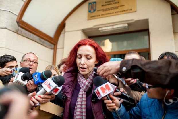 „Să fie pusă ministrul justiției!” Românii fac haz de necaz pe Facebook, în cazul consilierei care a depus mărturie în favoarea Elenei Udrea