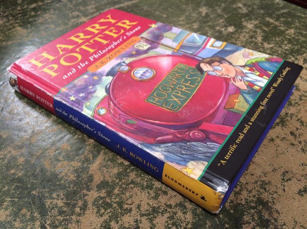 Un exemplar rar din prima ediție „Harry Potter și piatra filosofală”, scos la licitație cu 230.000 de euro