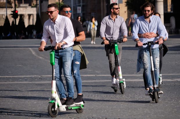 Trotinetele electrice, care ar fi trebuit să ușureze deplasarea prin Roma, au devenit adevărate „capcane ale morții”