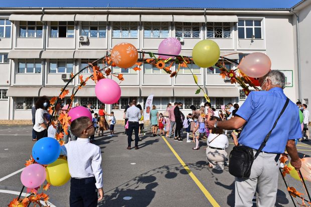 Schema prin care „lumea bună” de la vile își plasează copiii la școlile de prestigiu dintre blocuri. Toată lumea știe, de ce nu vorbește nimeni?