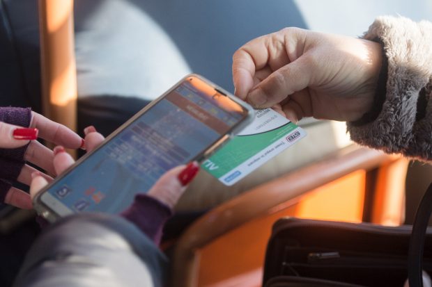 STB introduce pe trasee controlorii fără veste albastre. Numărul călătorilor prinși fără bilet în București într-un an e mai mare ca populația orașului Piatra Neamț