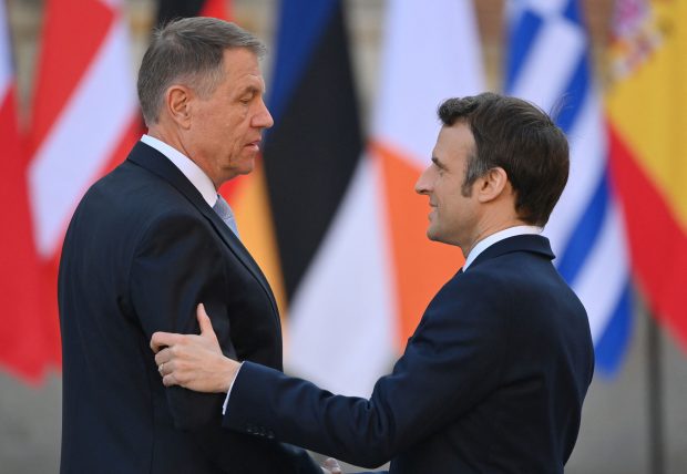 VIDEO | Klaus Iohannis și Emmanuel Macron s-au întâlnit azi la Baza „Mihail Kogălniceanu”