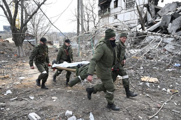 Trupurile civililor uciși în Mariupol putrezesc pe străzi sau în morminte improvizate de vecini: „Nu-l voi găsi niciodată pe tata”