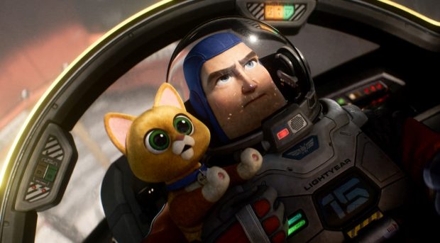 Filmul de animație „Lightyear” nu se va difuza în 14 țări, din cauza unei scene în care două personaje feminine se sărută