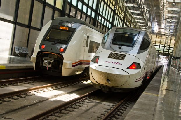 Cel puțin 30 de oameni au fost răniți după ce un tren s-a ciocnit frontal cu o locomotivă în Spania