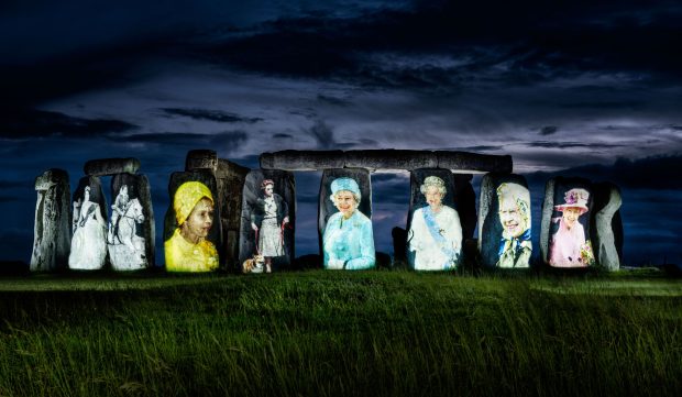 Fotografii cu regina Elisabeta a II-a a Marii Britanii, proiectate pe Stonehenge