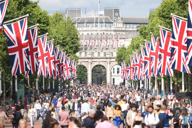 Spectacol pe străzile Londrei la Jubileul Reginei. Harry si Meghan Markle, prezenți la aniversarea domniei Elisabetei a II-a