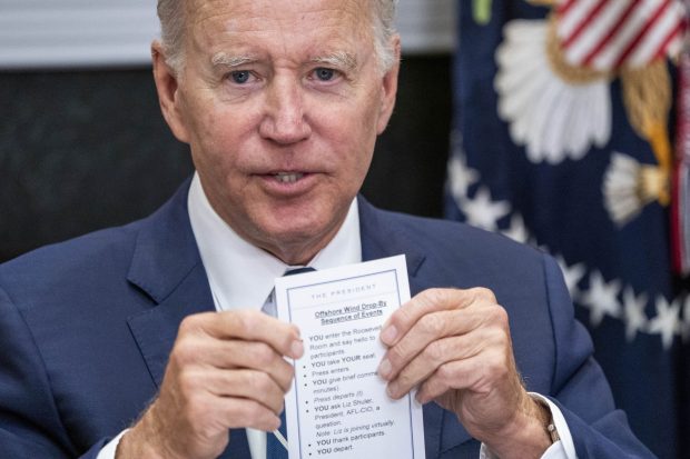 Instrucțiunile echipei prezidențiale pentru Joe Biden, arătate din greșeală de acesta, la un eveniment: „Intrați în Sala Roosvelt și salutați participanții. Luați loc”