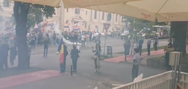 Incident la Iași Pride. Participanții la marș, atacați cu ouă și fumigene de protestatarii anti-LGBTQ