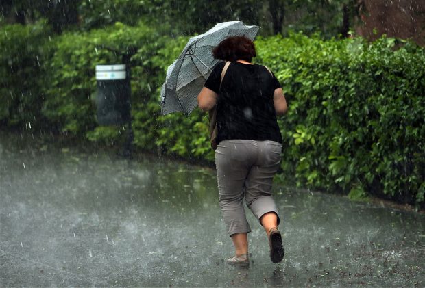 Cod galben de ploi torenţiale, vijelii şi grindină pentru cea mai mare parte a ţării Cod galben de ploi torenţiale, vijelii şi grindină pentru cea mai mare parte a ţării