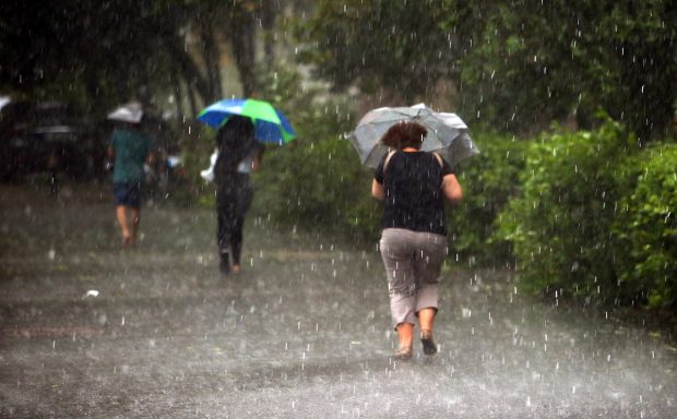 Cod portocaliu și galben de ploi și vijelii în aproape toată țara. Plouă și în București