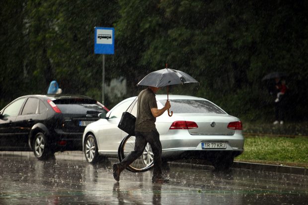 Cod portocaliu de ploi torențiale în vestul țării. Harta zonelor vizate