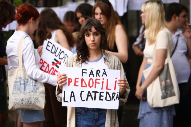 Protestul unor adolescenți față de abuzurile sexuale în școli m-a făcut să realizez cât de ignorantă era generația mea. Cât de ignorantă eram eu