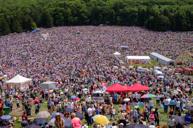 FOTOREPORTAJ. Ne-am amestecat la Șumuleu Ciuc printre cei 100.000 de oameni adunați sub soarele lui Dumnezeu