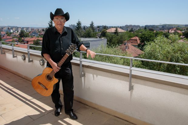 Interviu cu legenda Buena Vista Social Club, chitaristul Eliades Ochoa: „Pe vremuri cântam pentru a trăi. Acum vreau să trăiesc pentru a mai cânta lumii”