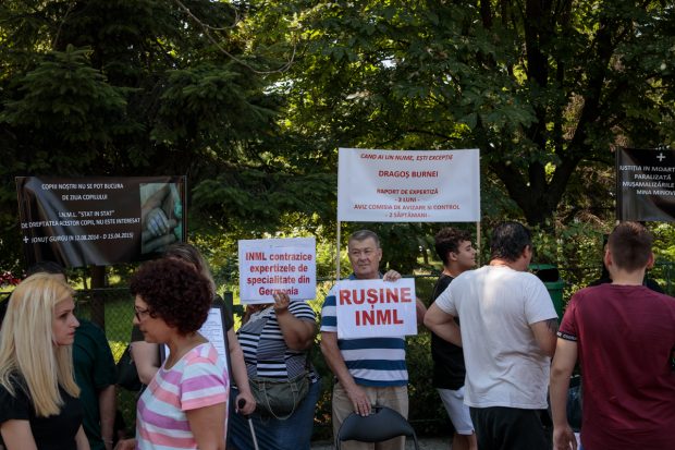 Reacție după protestul din fața INML de Ziua Copilului: directorul a primit părinții și un avocat. „Ne-a promis un răspuns până pe 9 iunie”