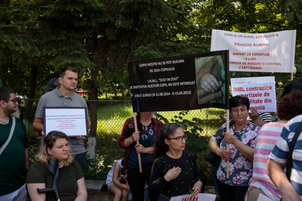 „Vă bateți joc de copiii noștri”. Părinți și tineri care așteaptă ani de zile după expertize IML au protestat în fața institutului, de 1 iunie