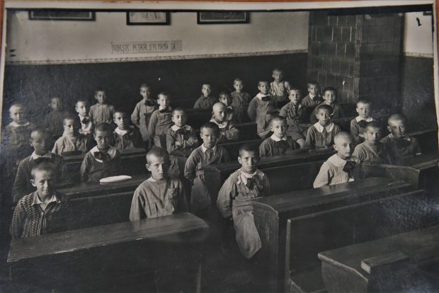 Cum arăta copilăria acum 200 de ani: băieții intrau în ucenicie la meșteșugar chiar și la 7 ani, la pension fetele învățau să fie mame și soții
