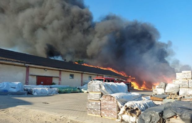 Incendiu puternic în zona industrială din Buzău. A fost emis mesaj RO-Alert din cauza fumului dens
