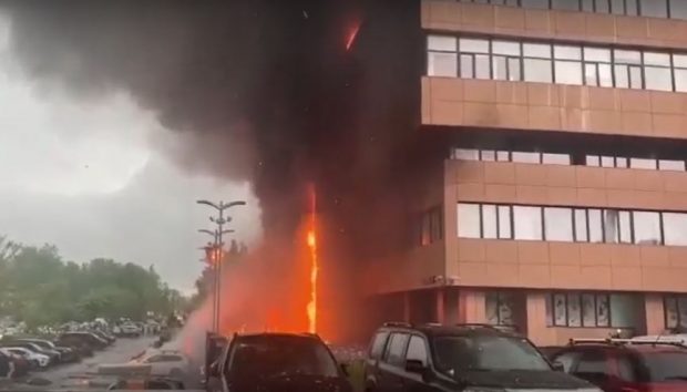 Incendiu puternic la o clădire de birouri din Moscova. Zeci de persoane sunt blocate în interior