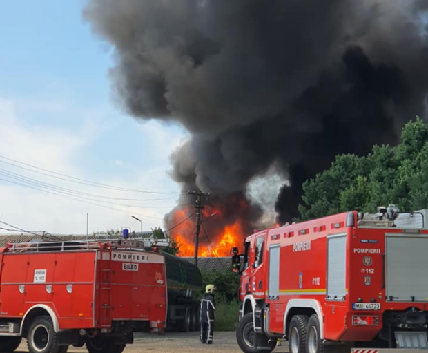 VIDEO |  Incendiu puternic în Timiș. Ard deșeuri plastice. A fost sesizată și Garda de Mediu