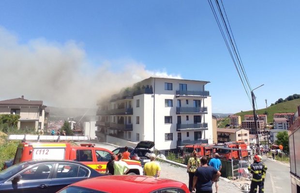 Incendiu puternic la mansarda unui bloc din Florești, județul Cluj. Mai multe persoane s-au autoevacuat