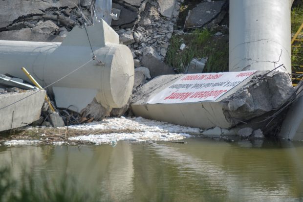 Firmă implicată în renovarea podului prăbușit, dosar penal în alt caz. Amendă și plângere după ce a făcut ilegal o groapă de gunoi pe albia unui lac